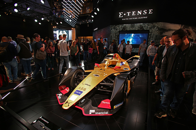 このほかにDSブースでは、フォーミュラE参戦車のDS E-TENSE FE 19も展示されている