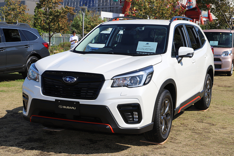 「フォレスター X-BREAK」（左）と「レガシィ アウトバック X-BREAK」（右）は、センタープロムナード会場 メガウェブ側の「セーフティ＆エコ展示」で見られる