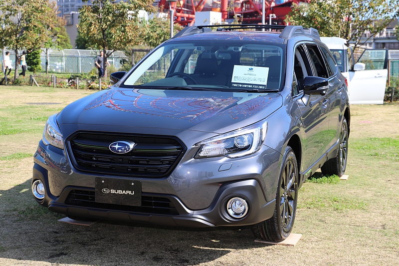 「フォレスター X-BREAK」（左）と「レガシィ アウトバック X-BREAK」（右）は、センタープロムナード会場 メガウェブ側の「セーフティ＆エコ展示」で見られる