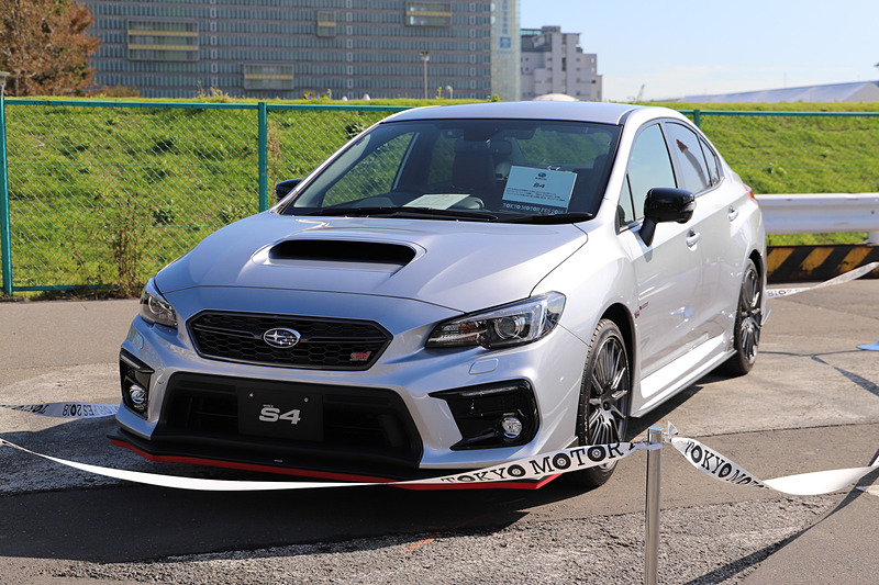 台風の影響で「レース参戦車・カスタマイズカー展示」が中止となり、お台場第2特設会場（NOP地区）の「ドライビングテクニック体験」ブース近くに場所を移して展示されていた「STI NBR CHALLENGE 2018」（左）、「WRX S4 STI Sport with STI Performance Parts」（右）。こちらの車両はおさわり厳禁となっていた