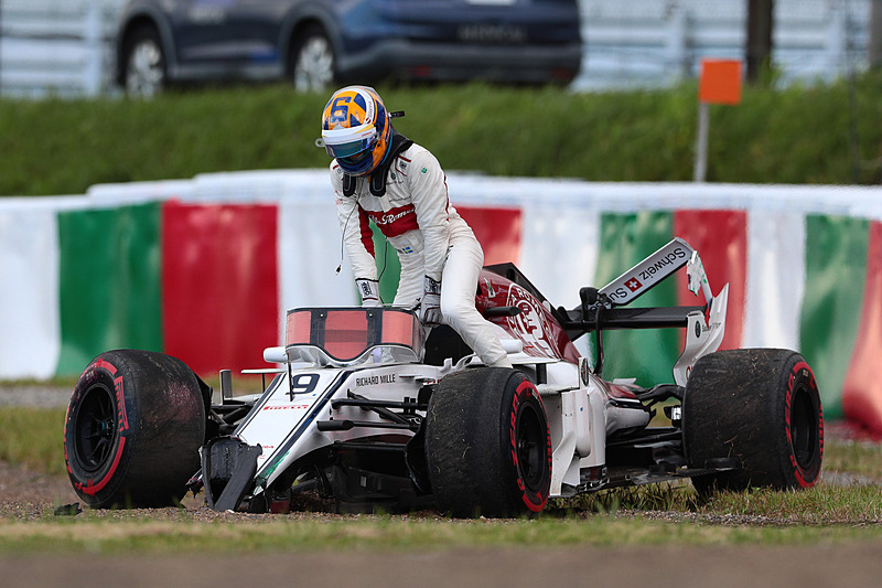 Q1でクラッシュして車を降りるマーカス・エリクソン選手（9号車 ザウバー・フェラーリ）