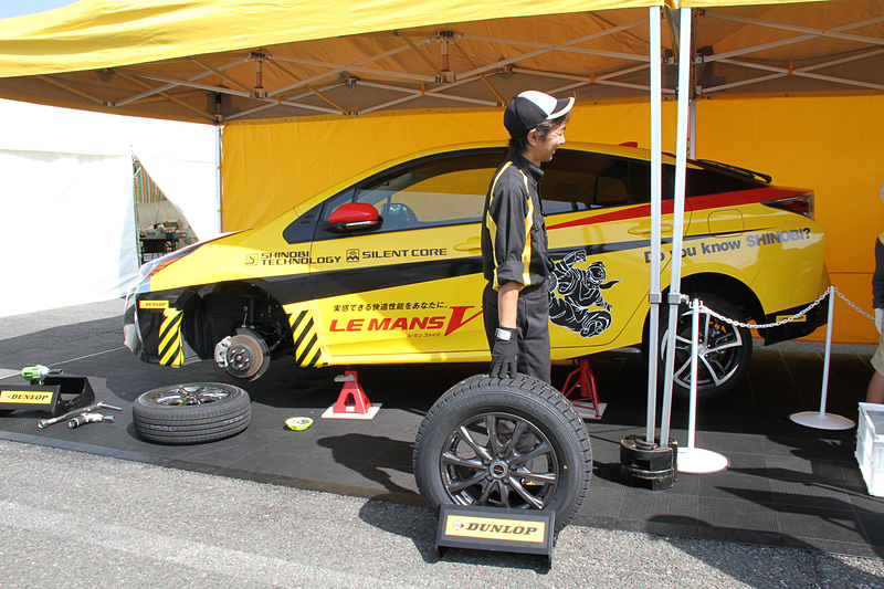 ダンロップ（住友ゴム工業）ブースでは最新タイヤが展示されるとともに、メカニックと一緒にタイヤの取り付けを体験できる（小学生以下の場合は要保護者同伴）