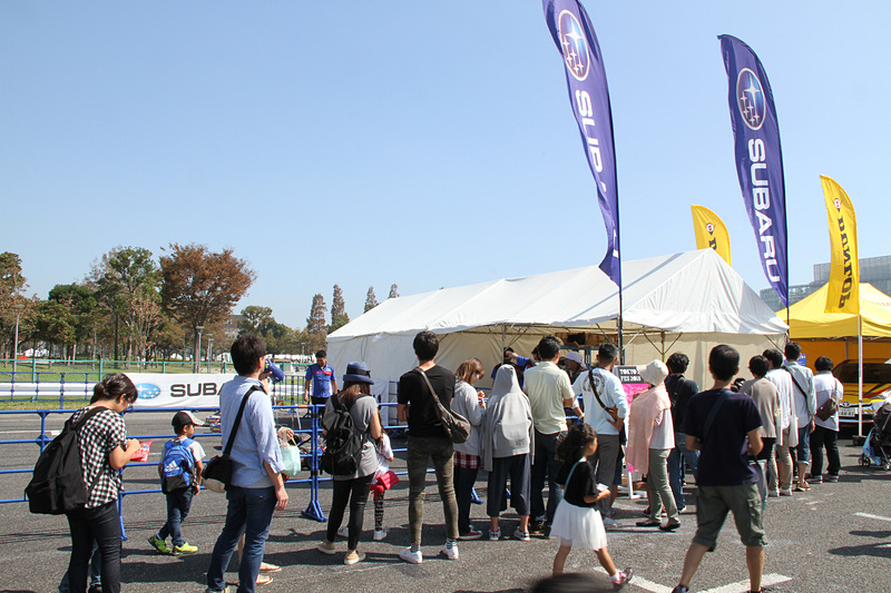 小学1年生～6年生（身長110cm～150cm）を対象にした「SUBARUキッズカート」。開場と同時に行列ができていた