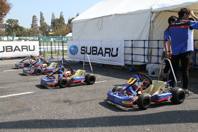 小学1年生～6年生（身長110cm～150cm）を対象にした「SUBARUキッズカート」。開場と同時に行列ができていた