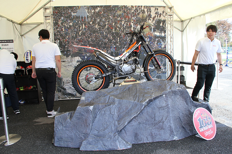 ホンダは2018年に創刊50周年を迎えた「週刊少年ジャンプ」とコラボした「フィット」のオリジナルラッピングカー展示をはじめ、約60度まで傾けた状態の「RC213V」や、ウィリーとジャックナイフを実物のトライアルバイクにまたがって体験できるコーナーを設置。エアドームの中で遊べる「Enjoy Honda ふわふわ」も用意される