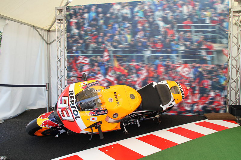 ホンダは2018年に創刊50周年を迎えた「週刊少年ジャンプ」とコラボした「フィット」のオリジナルラッピングカー展示をはじめ、約60度まで傾けた状態の「RC213V」や、ウィリーとジャックナイフを実物のトライアルバイクにまたがって体験できるコーナーを設置。エアドームの中で遊べる「Enjoy Honda ふわふわ」も用意される