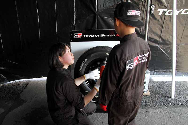 子供がエンジニアウェアを着てタイヤ交換にチャレンジできるトヨタブース。記念撮影も可能