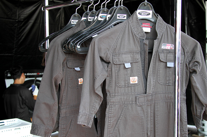 子供がエンジニアウェアを着てタイヤ交換にチャレンジできるトヨタブース。記念撮影も可能