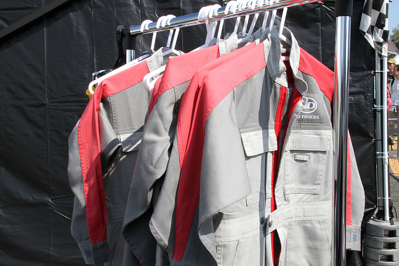 UDトラックスのブースでは、子供用のつなぎを着用して大型トラック「クオン」の前で記念撮影ができる。この写真をハッシュタグ「#UDキッズメカニック」をつけてインスタグラムに投稿すると、クオンのミニカーがプレゼントされるキャンペーンも展開している