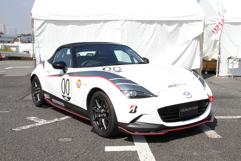 マツダブースではキッズ用レーシングスーツを着用してロードスターのレーシングカーと記念撮影ができる