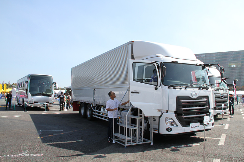 最新のトラック・バスが集合する「はたらくクルマ展示」