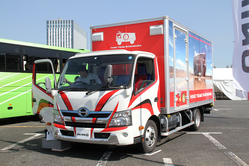 最新のトラック・バスが集合する「はたらくクルマ展示」