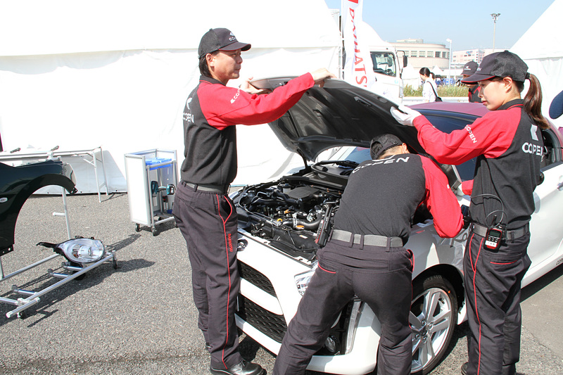 ダイハツは樹脂外板の着せ替え構造「DRESS-FORMATION」の着せ替えデモンストレーションを適宜実施