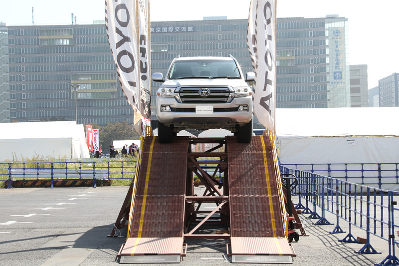 トヨタによる「オフロード同乗試乗体験」。試乗車は「ランドクルーザー 200」「ランドクルーザー プラド」