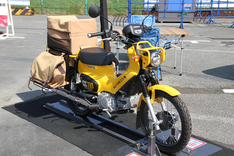 各メーカー“イチオシ”の4WD、SUV、オフロードバイクなどが展示される「アウトドア車両展示」。スズキ「ジムニー」「ジムニーシエラ」をはじめ、ホンダ「クロスカブ110」などに注目が集まっていた