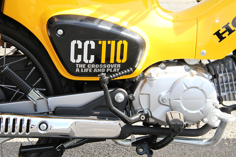 各メーカー“イチオシ”の4WD、SUV、オフロードバイクなどが展示される「アウトドア車両展示」。スズキ「ジムニー」「ジムニーシエラ」をはじめ、ホンダ「クロスカブ110」などに注目が集まっていた