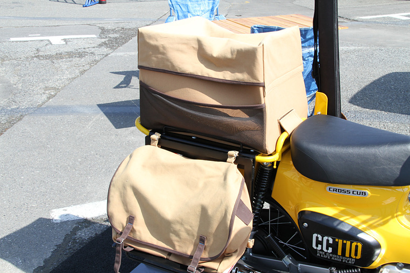 各メーカー“イチオシ”の4WD、SUV、オフロードバイクなどが展示される「アウトドア車両展示」。スズキ「ジムニー」「ジムニーシエラ」をはじめ、ホンダ「クロスカブ110」などに注目が集まっていた