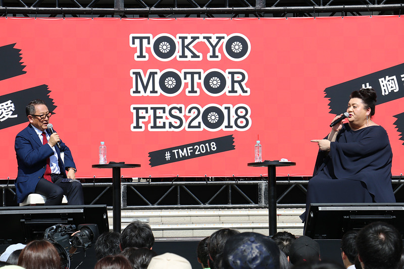 登壇者2人に対して事前に集められた質問が投げかけられ、これに答えていく形でトークショーが進んでいく