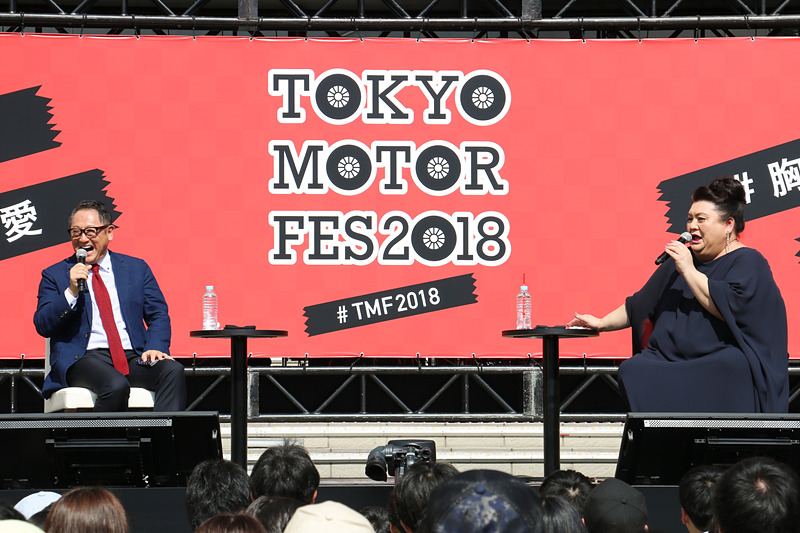 登壇者2人に対して事前に集められた質問が投げかけられ、これに答えていく形でトークショーが進んでいく