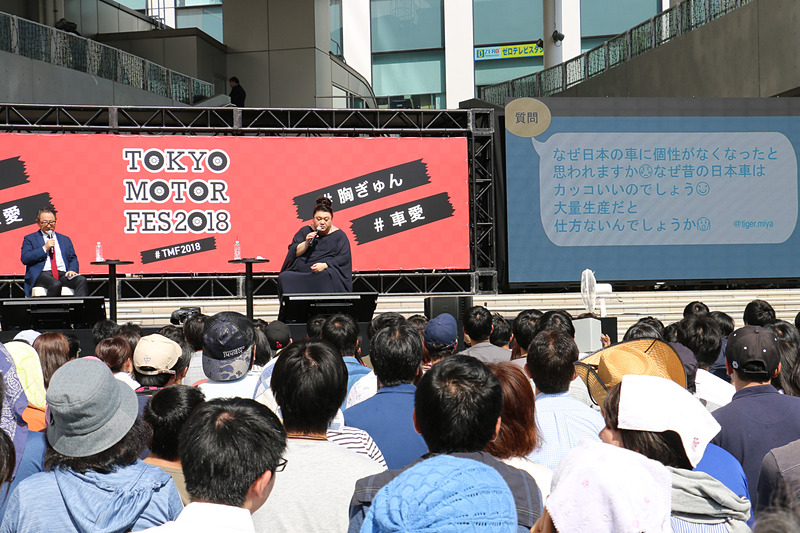 登壇者2人に対して事前に集められた質問が投げかけられ、これに答えていく形でトークショーが進んでいく