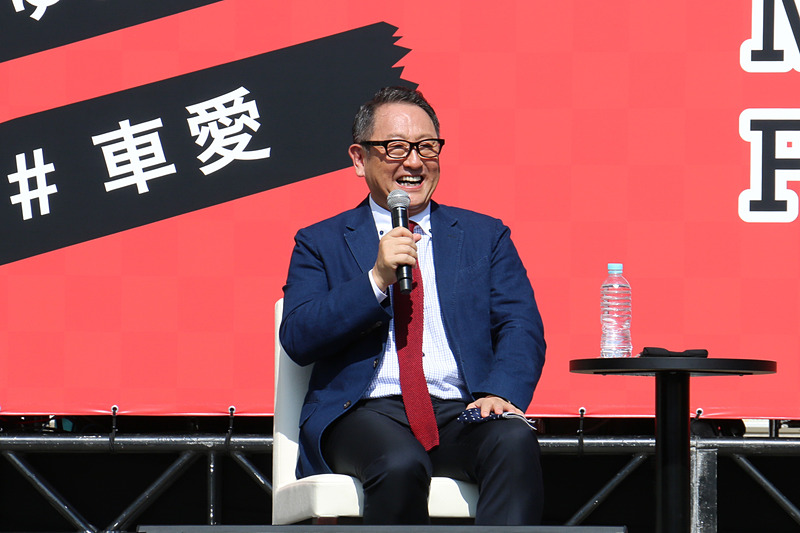 自動車関連諸税に関する自工会としての見解を語る豊田会長。消費税の導入や税率アップなどで国内の新車販売台数が地盤沈下した経緯を説明し、「こういった変化で一番苦しむのは中小零細。（自分たちの活動は）ユーザーとそういったところを代表としてやっているの。ただ、維持費が安くなればクルマが売れるかと言ったらそうじゃなくて、われわれが魅力的なクルマを作っていくのが使命ですし、道路を使いやすくしていくといったことを国に維持・発展させていただきたいと思います」とコメント