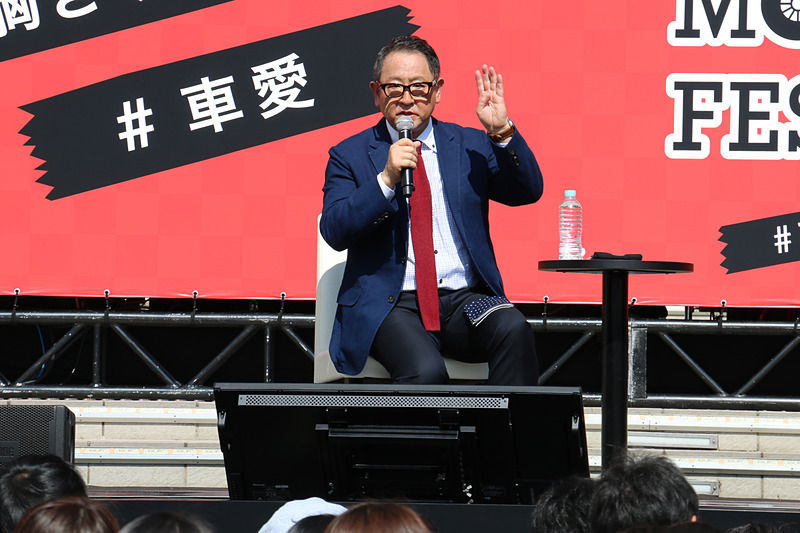 自動車関連諸税に関する自工会としての見解を語る豊田会長。消費税の導入や税率アップなどで国内の新車販売台数が地盤沈下した経緯を説明し、「こういった変化で一番苦しむのは中小零細。（自分たちの活動は）ユーザーとそういったところを代表としてやっているの。ただ、維持費が安くなればクルマが売れるかと言ったらそうじゃなくて、われわれが魅力的なクルマを作っていくのが使命ですし、道路を使いやすくしていくといったことを国に維持・発展させていただきたいと思います」とコメント