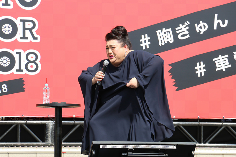 初日となった10月6日の東京都内は最高気温が29℃に達し、強い日差しが照りつけるステージ上で「暑すぎて話をする気がしない」弱音を吐くマツコ・デラックスさん。一方で会場の来場者にも気を配り、水分補給などを呼びかけた