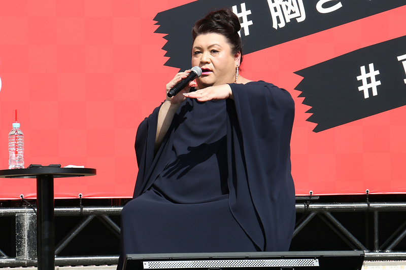 初日となった10月6日の東京都内は最高気温が29℃に達し、強い日差しが照りつけるステージ上で「暑すぎて話をする気がしない」弱音を吐くマツコ・デラックスさん。一方で会場の来場者にも気を配り、水分補給などを呼びかけた