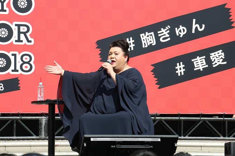 初日となった10月6日の東京都内は最高気温が29℃に達し、強い日差しが照りつけるステージ上で「暑すぎて話をする気がしない」弱音を吐くマツコ・デラックスさん。一方で会場の来場者にも気を配り、水分補給などを呼びかけた