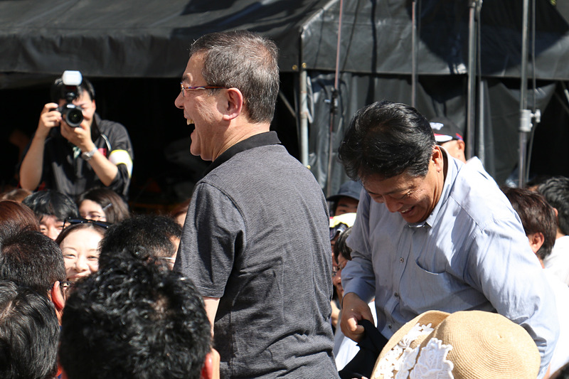 自動車メーカーの社長の役割として「ブランドごとの味を決めること」があると語る豊田会長。この話題の中で、客席でスバルの吉永泰之会長、マツダの丸本明社長も傍聴していることを紹介した