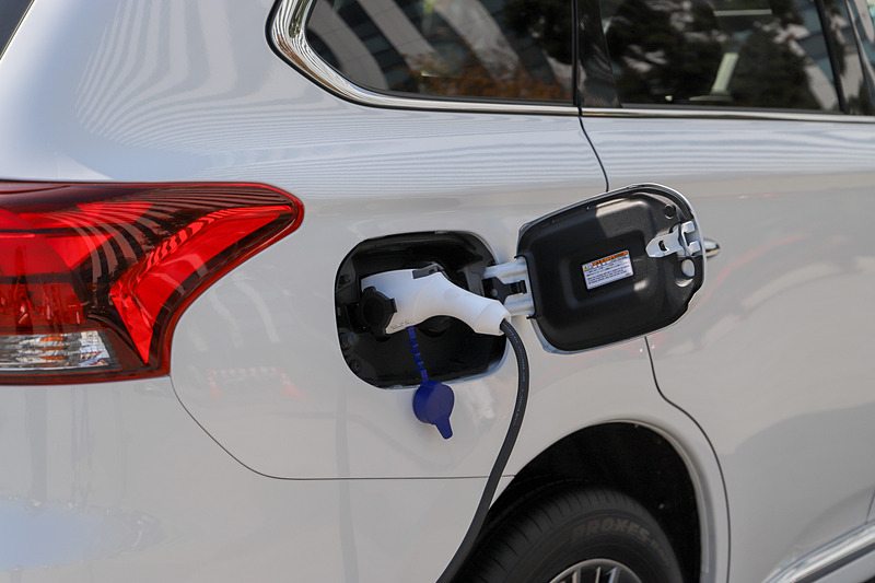 アウトランダーPHEVは充電プラグを差すデモンストレーションをしていた