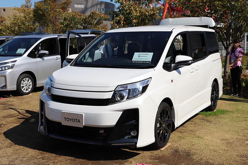 トヨタ「ノア GR SPORT」