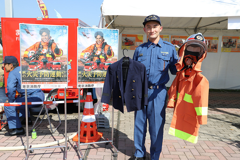 東京消防庁は「まちかど防災訓練車」と呼ばれる小型の車両を使った消火体験を実施。子供用の制服を着ての記念撮影だけでなく、消火体験をすることも可能