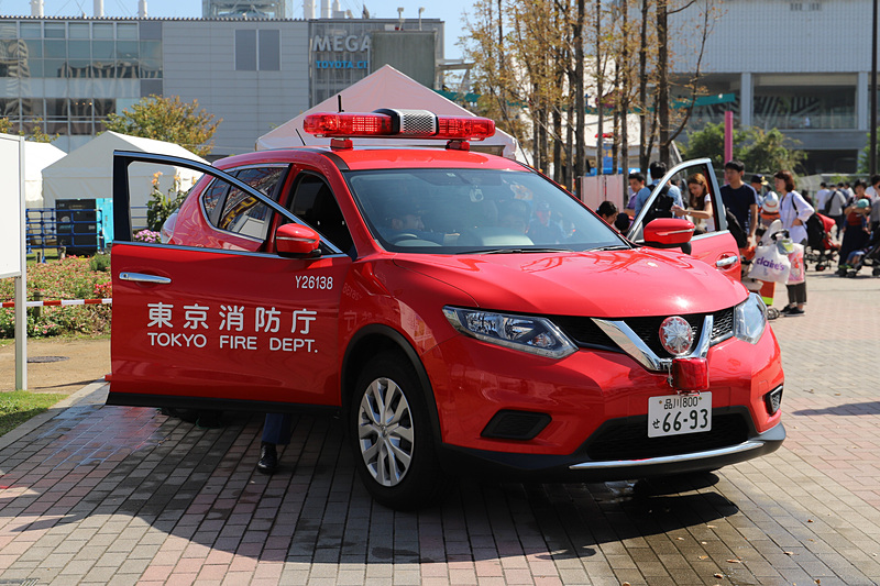 複数の消防車を指揮する「司令車」と呼ばれる車両も展示されており、サイレンを鳴らしたり、マイクで話したりもできて、子供たちは貴重な体験に目を輝かせていた