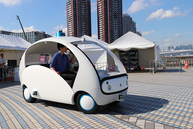 会場内の特設コースを走行するマイリー。ステアリングがない