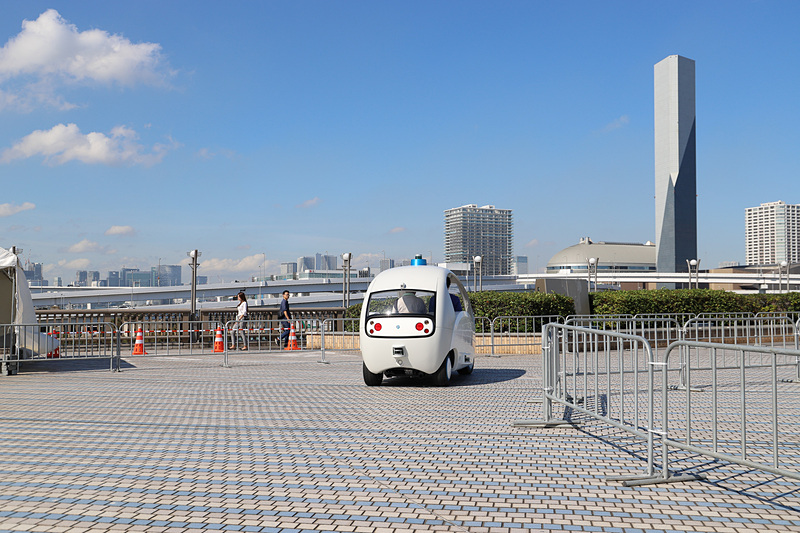 会場内の特設コースを走行するマイリー。ステアリングがない