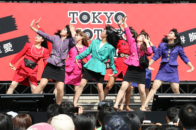 大阪府登美丘高等学校 ダンス部OGによる「バブリーダンス」