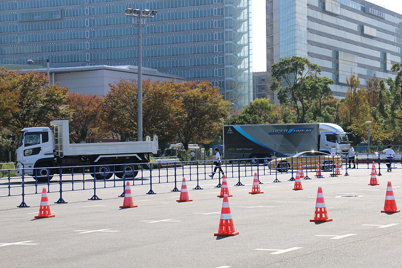 「最新乗用車・商用車 公道試乗体験」は、会場を後にして一般道で最新モデルを運転できる
