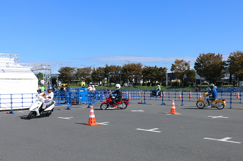 原付バイクを運転できる「ビギナーコース」の試乗シーン