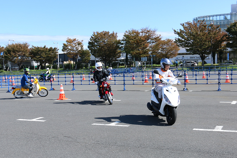 原付バイクを運転できる「ビギナーコース」の試乗シーン