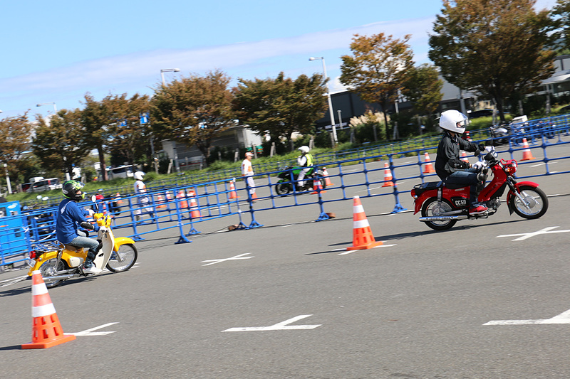 原付バイクを運転できる「ビギナーコース」の試乗シーン