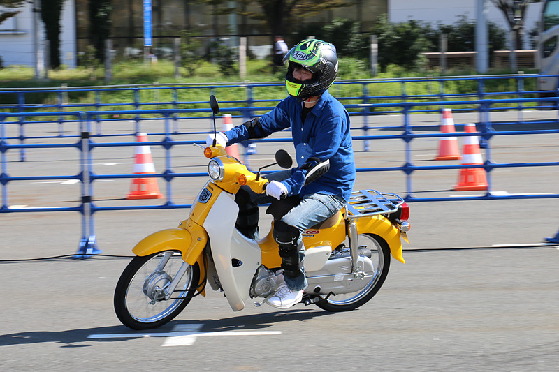 原付バイクを運転できる「ビギナーコース」の試乗シーン