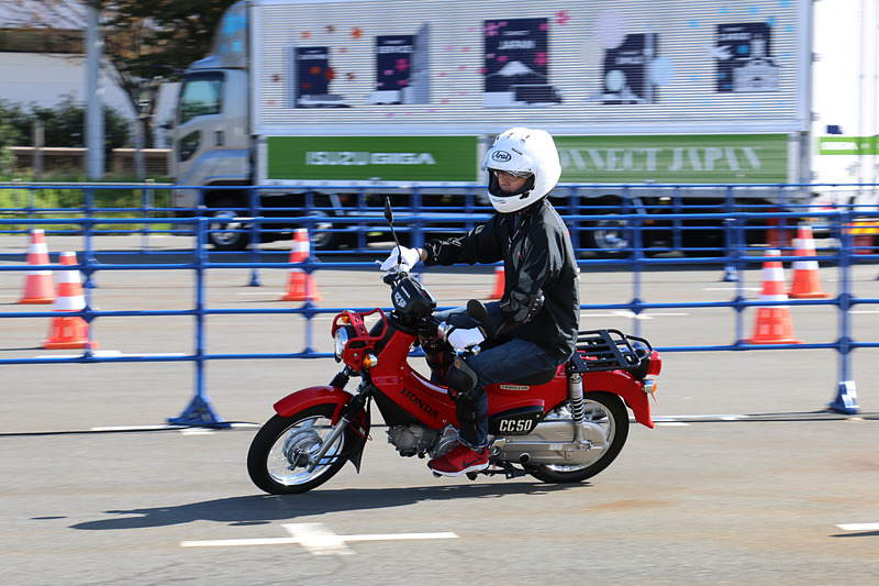 原付バイクを運転できる「ビギナーコース」の試乗シーン