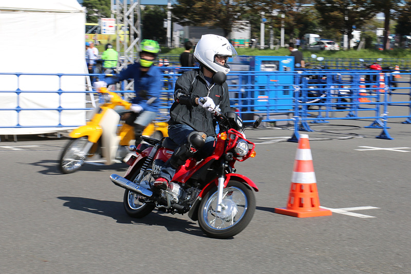 原付バイクを運転できる「ビギナーコース」の試乗シーン
