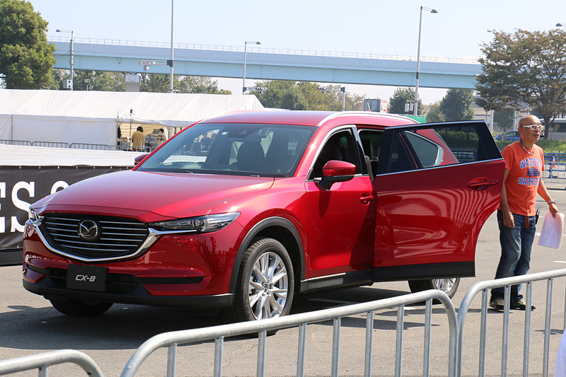 ステージプロデューサーを務めるピストン西沢氏が、会場に用意されたクルマの一部を実際に走らせながら解説する「動くクルマ図鑑ステージ」