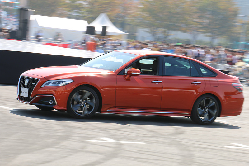 ステージプロデューサーを務めるピストン西沢氏が、会場に用意されたクルマの一部を実際に走らせながら解説する「動くクルマ図鑑ステージ」