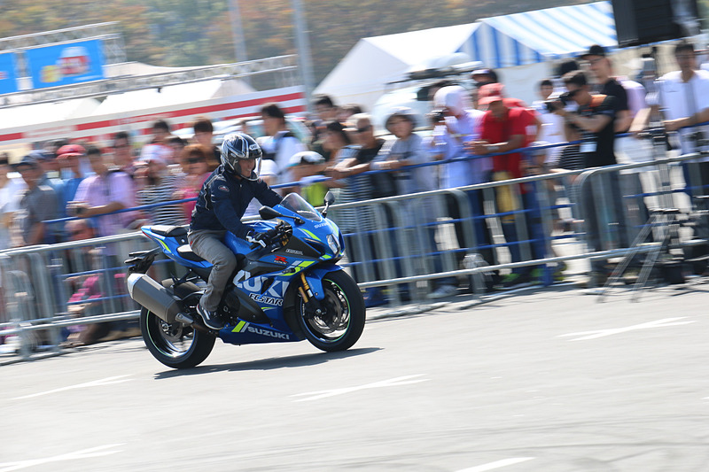 ステージプロデューサーを務めるピストン西沢氏が、会場に用意されたクルマの一部を実際に走らせながら解説する「動くクルマ図鑑ステージ」