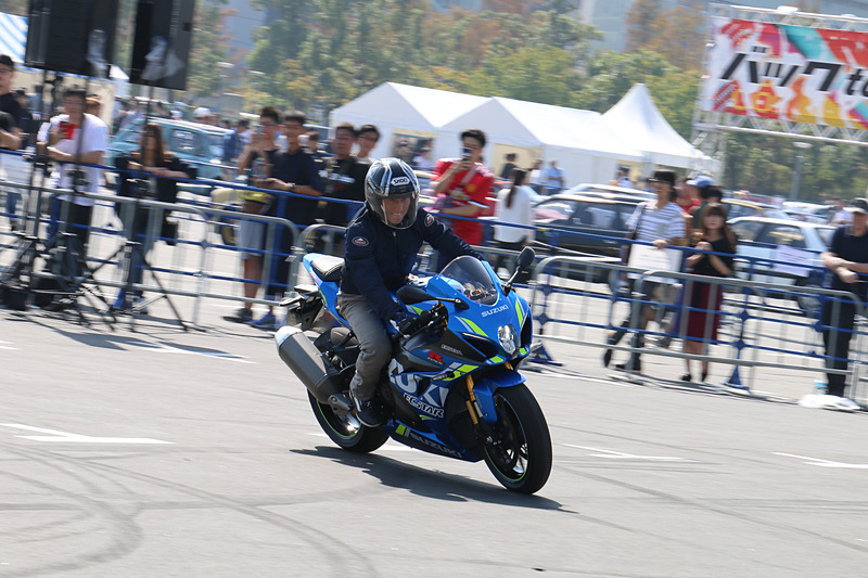 ステージプロデューサーを務めるピストン西沢氏が、会場に用意されたクルマの一部を実際に走らせながら解説する「動くクルマ図鑑ステージ」