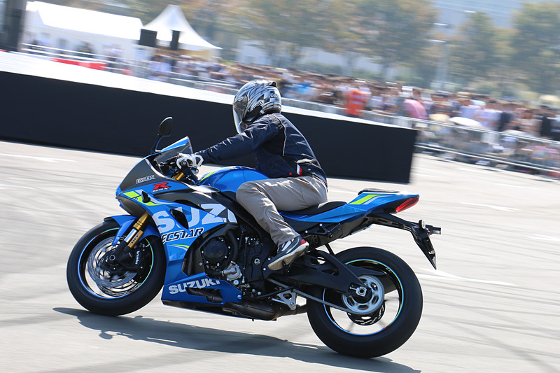 ステージプロデューサーを務めるピストン西沢氏が、会場に用意されたクルマの一部を実際に走らせながら解説する「動くクルマ図鑑ステージ」