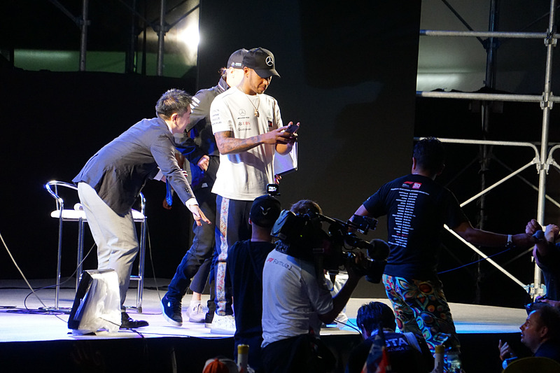 ハミルトン選手がスマホを使った自撮りに挑戦！